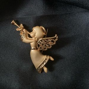 Gold Angel pin/brooch